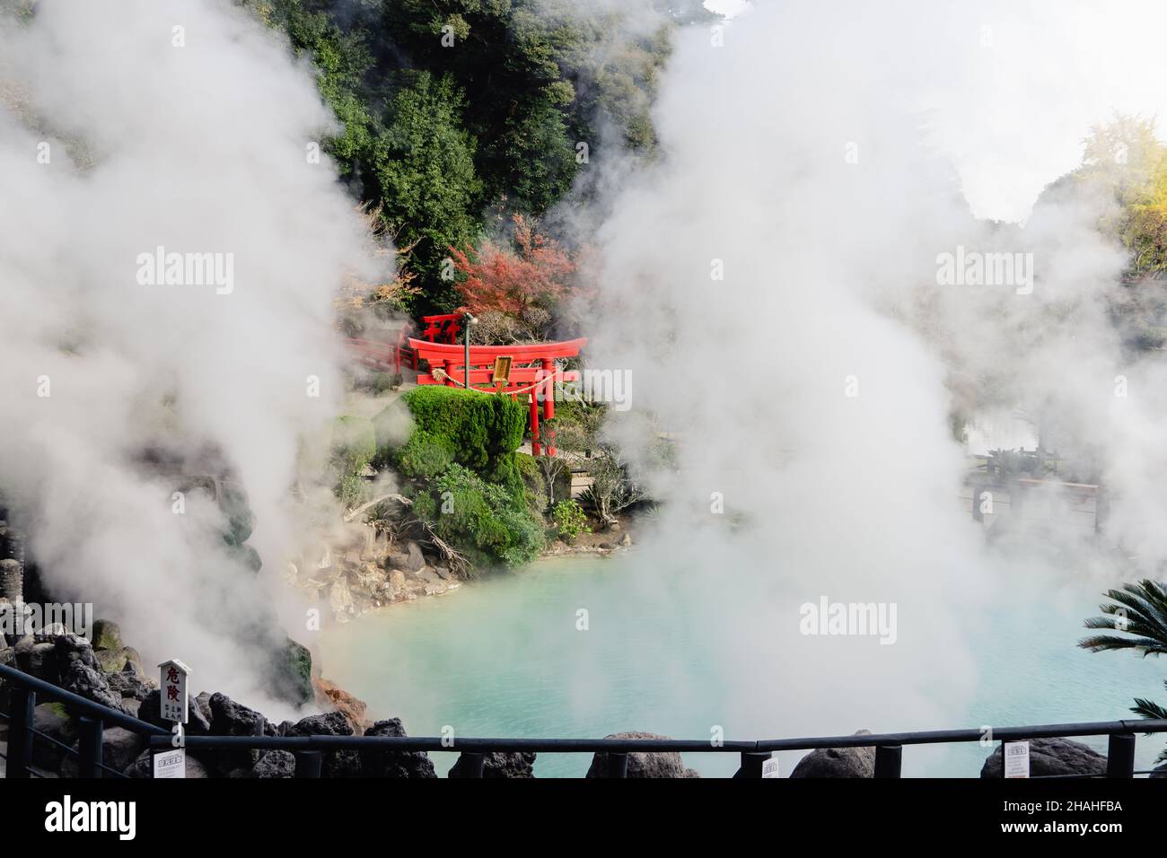 Onsen raucht von Umi Jigoku (oder „Meereshölle“) , einer der heißen Quellen, die in Beppu Japans „Jigoku Meguri“ enthalten sind. Stockfoto