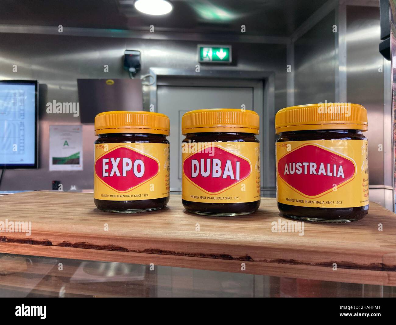VAE, Dubai - 28. November 2021: Souvenir-Töpfe mit Schokoladenpaste im australischen Pavillon auf der World Expo 2020 Stockfoto