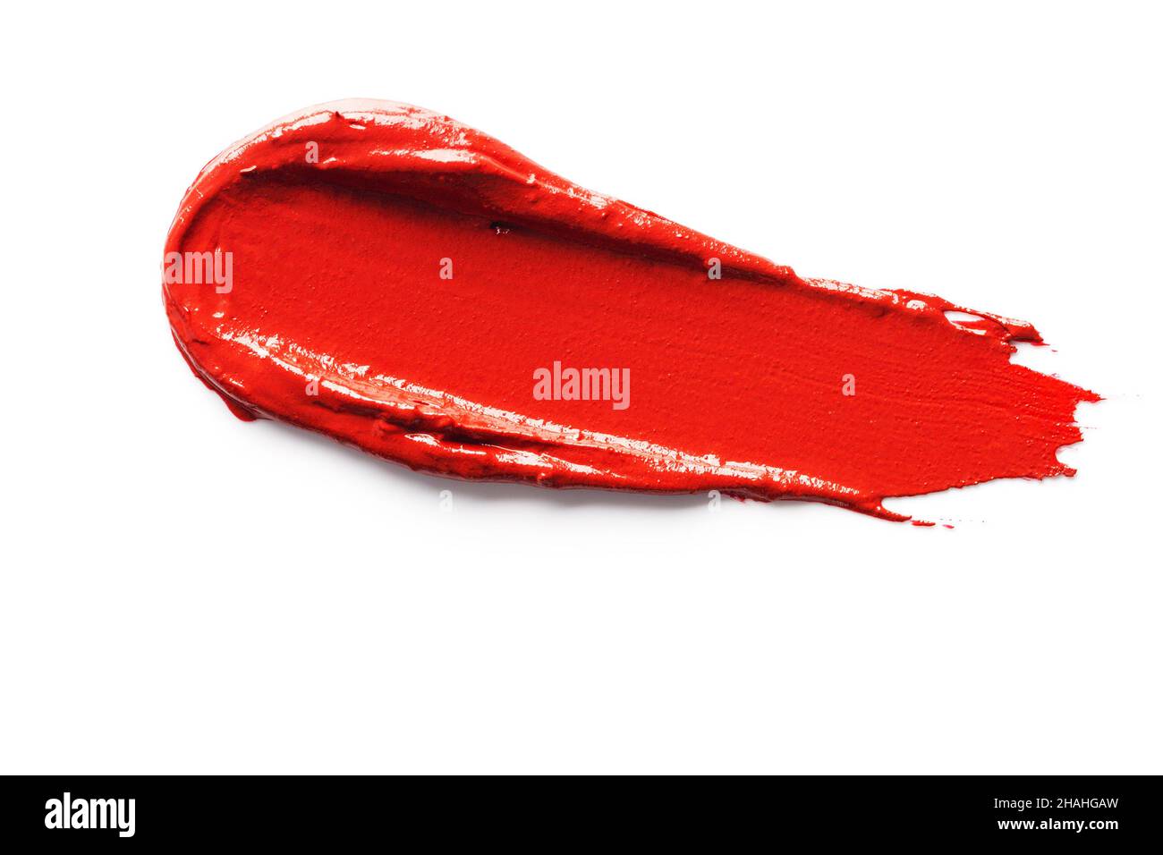 Rot verschmierter Lippenstift isoliert auf weißem Hintergrund. Stockfoto