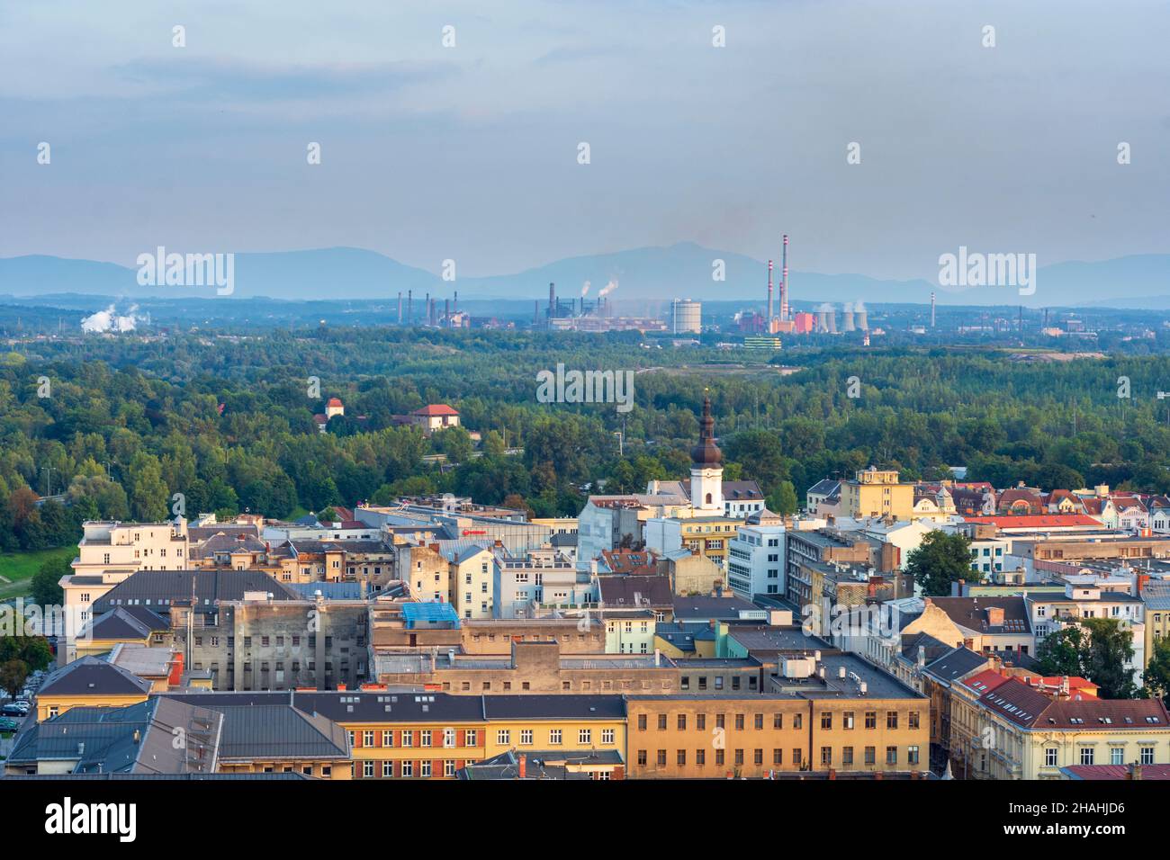 Ostrava (Orau): Blick vom Turm des Neuen Rathauses nach Süden, Kirche des heiligen Wenzels, Liberty Ostrava a.s. Stahlfabrik, in , Moravskoslezsky, Morav Stockfoto