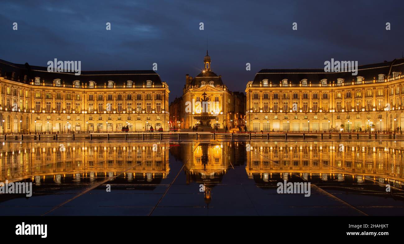 Place de la Bourse in der Stadt Bordeaux, Frankreich mit Besinnung Stockfoto