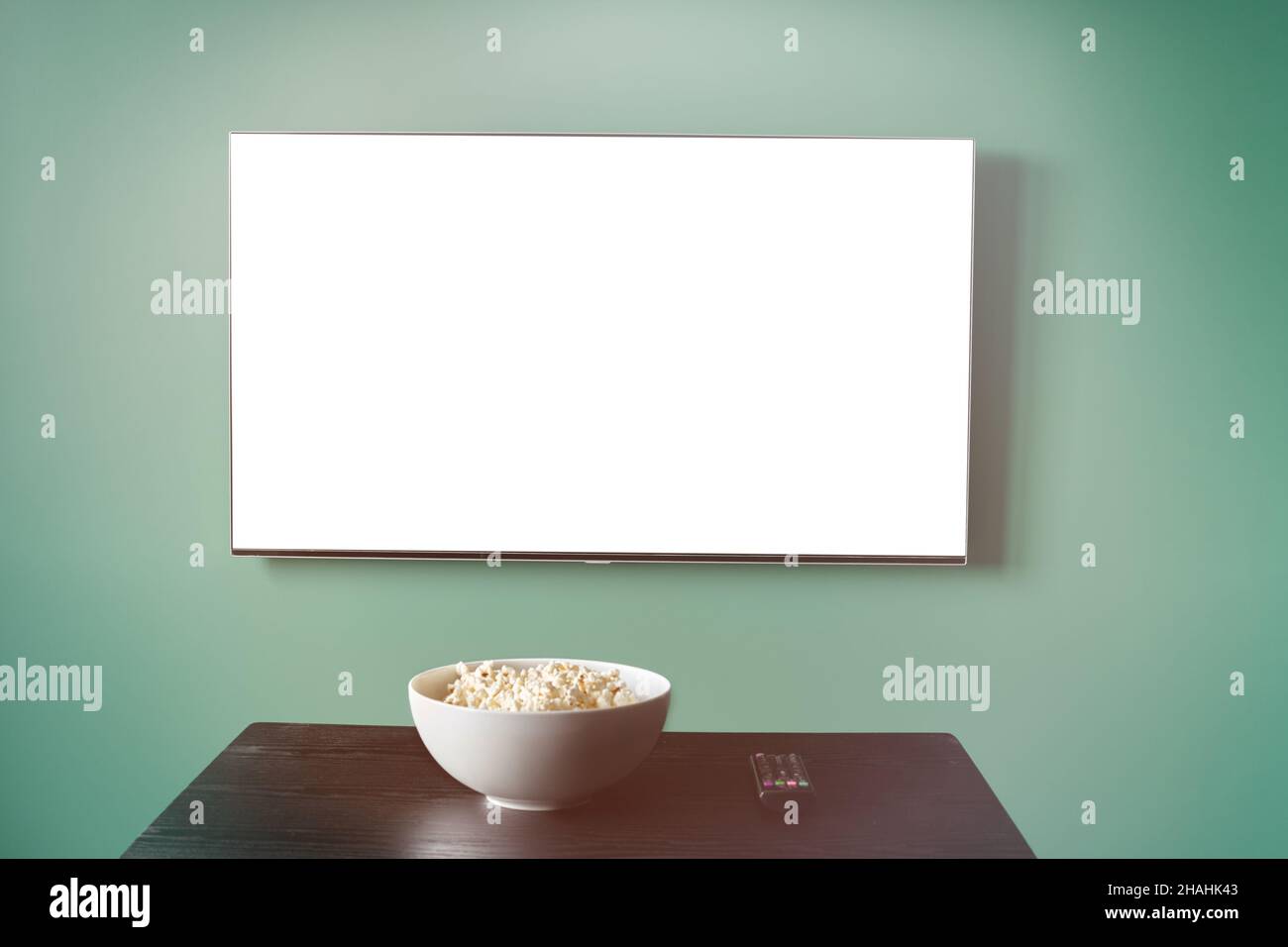 Weißer Fernseher mit Popcorn-Mockup. Online-Kino Stockfoto