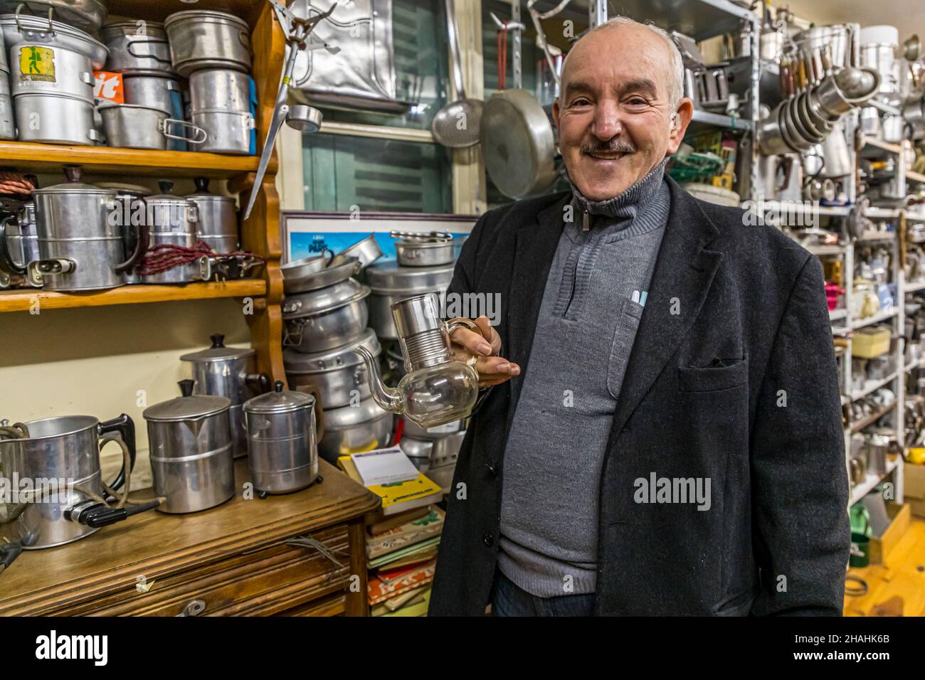 Saint-Chamond, Frankreich. Kader Zennaf sammelt im Haus seiner verstorbenen Mutter Aluminiumobjekte. Er begann dies schon in jungen Jahren zu tun. Als Kind bekam er einen kleinen Kaffeebecher aus Aluminium, dem französischen Metall. Stockfoto