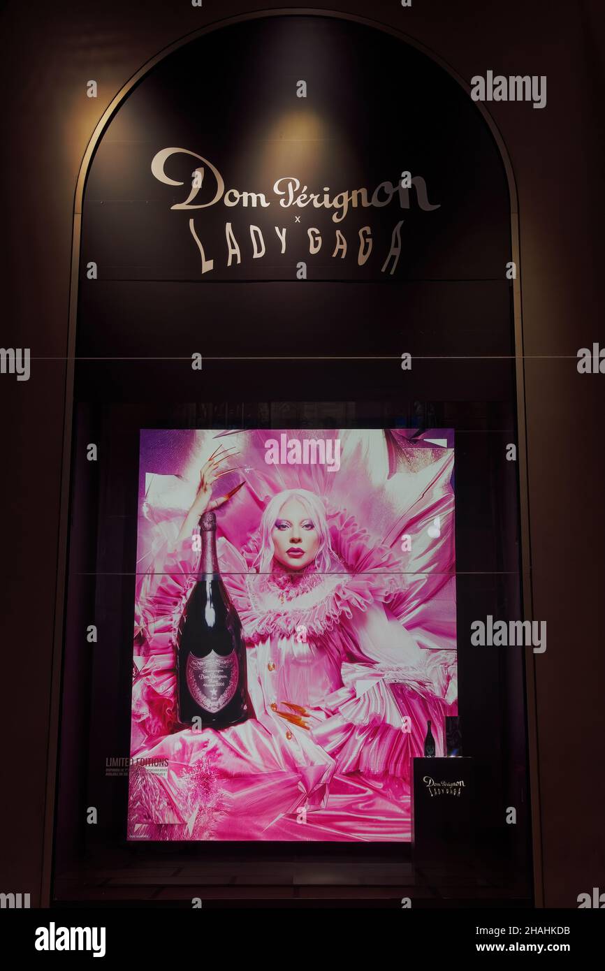 Mailand, Italien Vitrine aus dem Dom Perignon Lady Gaga Champagner. Außenansicht einer alten alkoholischen Getränkeflasche, die der berühmte Pop-Sänger auf der Fassade von La Rinascente wirbt. Stockfoto