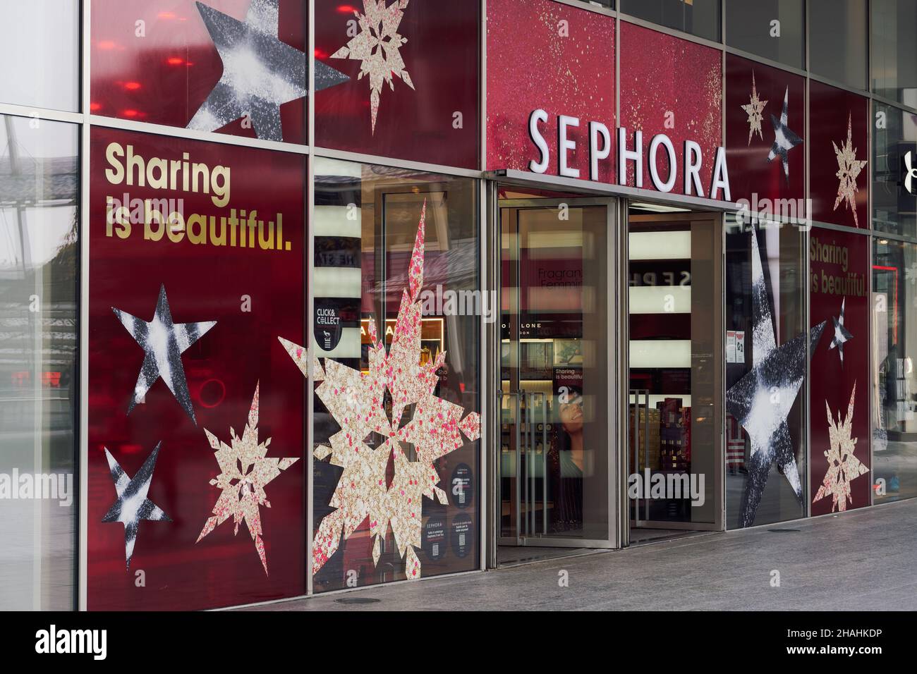 Mailand, Italien Sephora-Ladeneingang mit Logo am Gae Aulenti-Platz. Außenansicht eines multinationalen Einzelhandels mit Körperpflege- und Kosmetikprodukten, mit saisonaler festlicher Dekoration. Stockfoto