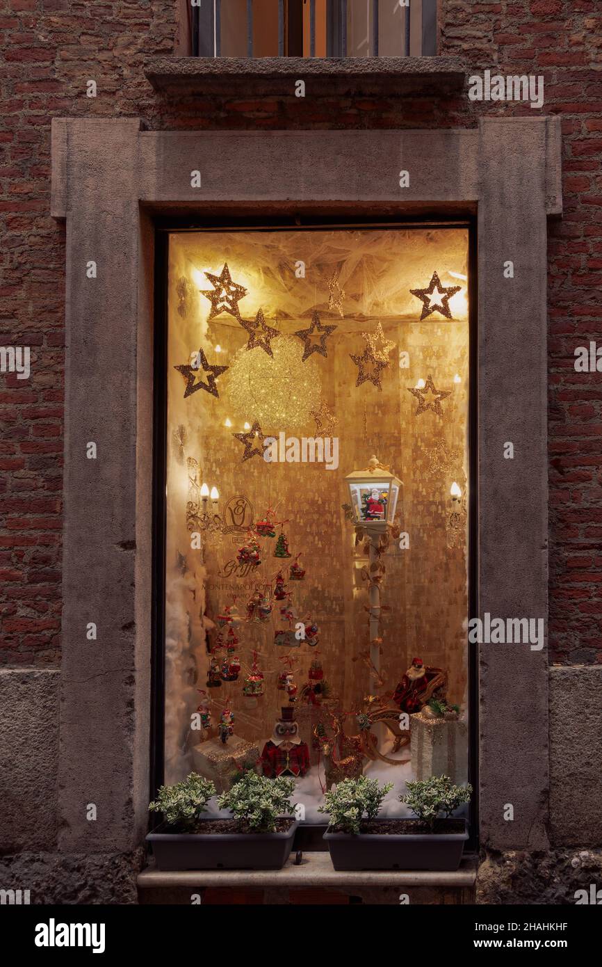 Mailand, Italien Weihnachtsgeschäft Fassade mit festlicher Dekoration. Außenansicht des italienischen Geschäfts mit festlichen Produkten im Bereich Montenapoleone. Stockfoto