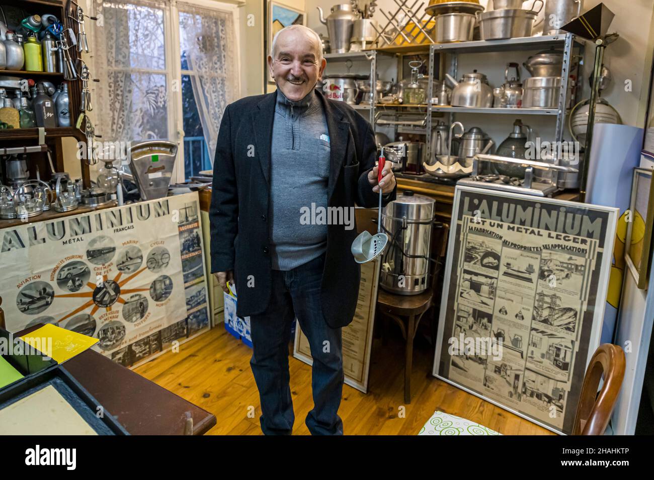 Saint-Chamond, Frankreich. Kader Zennaf sammelt im Haus seiner verstorbenen Mutter Aluminiumobjekte. Er begann dies schon in jungen Jahren zu tun. Als Kind bekam er einen kleinen Kaffeebecher aus Aluminium, dem französischen Metall. Stockfoto