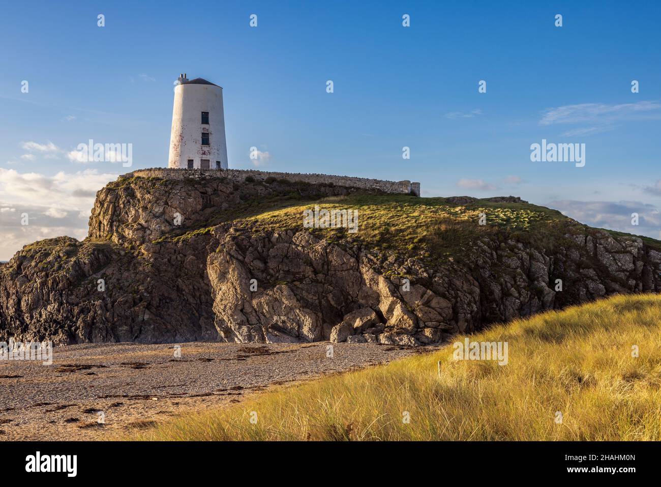 TWR Mawr Leuchtturm im Winter auf Llanddwyn Island auf der Isle of Anglesey, Nordwales Stockfoto