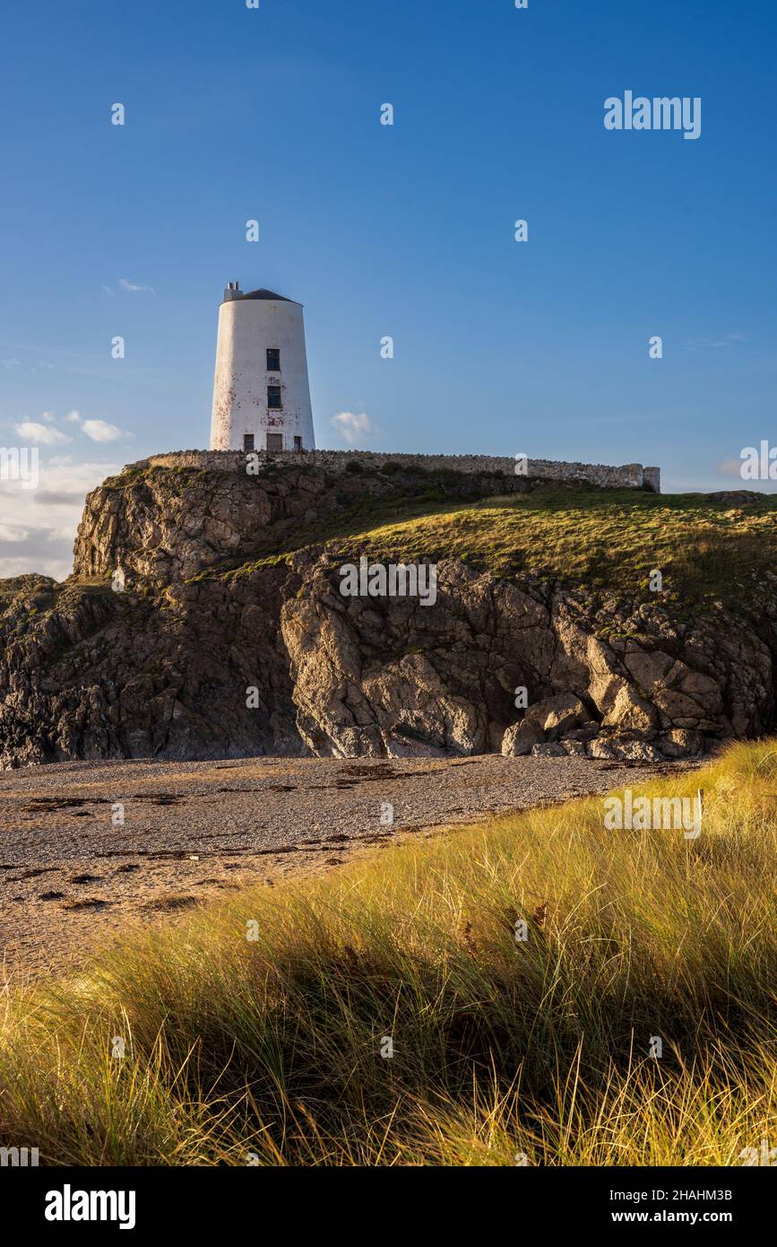 TWR Mawr Leuchtturm im Winter auf Llanddwyn Island auf der Isle of Anglesey, Nordwales Stockfoto