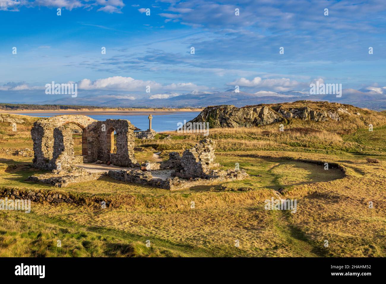 Das keltische Kreuz und die Ruinen der St. Dwynwen-Kirche auf der Insel Llanddwyn, Isle of Anglesey, Nordwales Stockfoto
