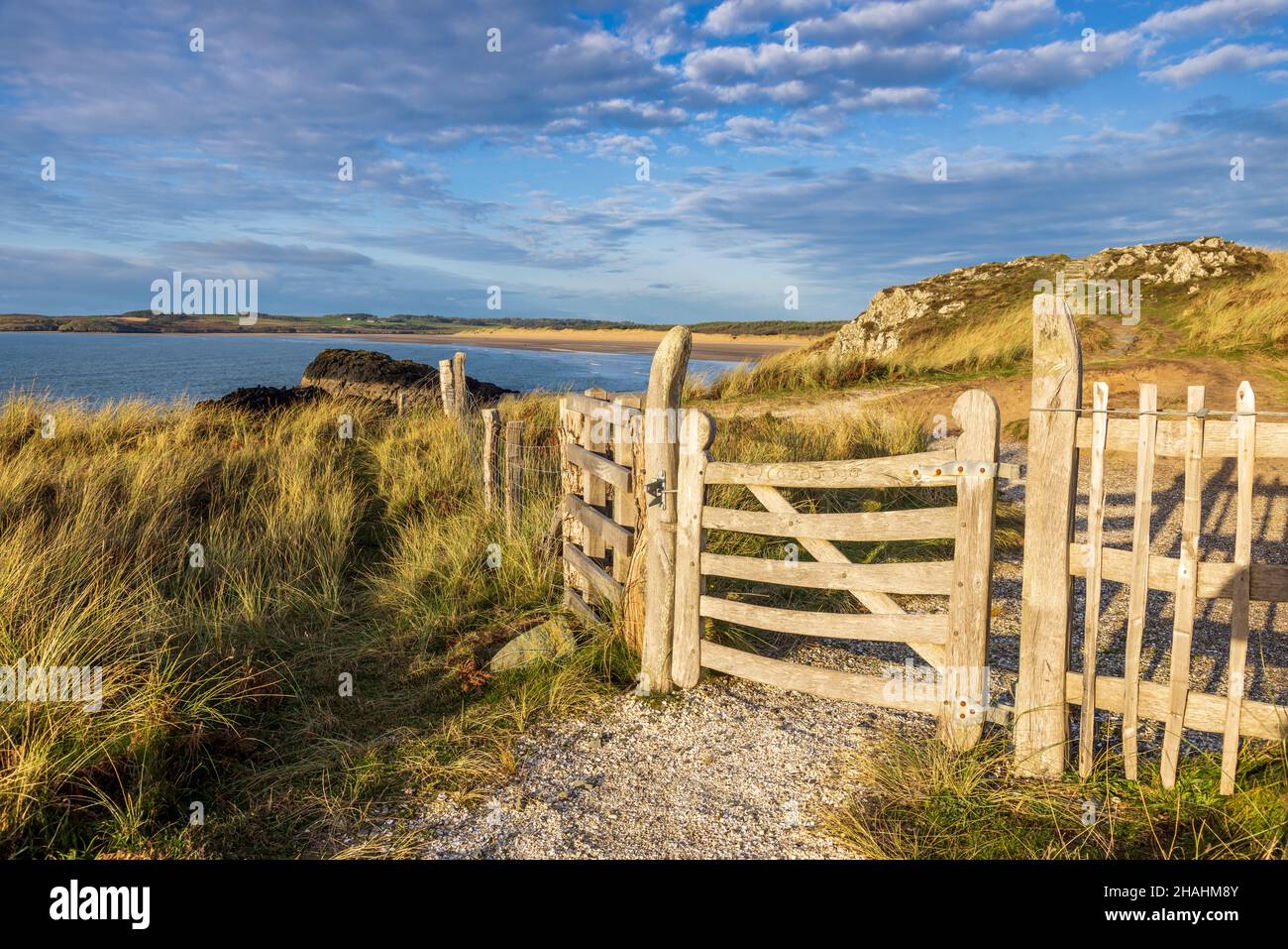 Ein geschnitztes Tor auf Ynys Llanddwyn am Newborough Beach, Isle of Anglesey, Nordwales Stockfoto