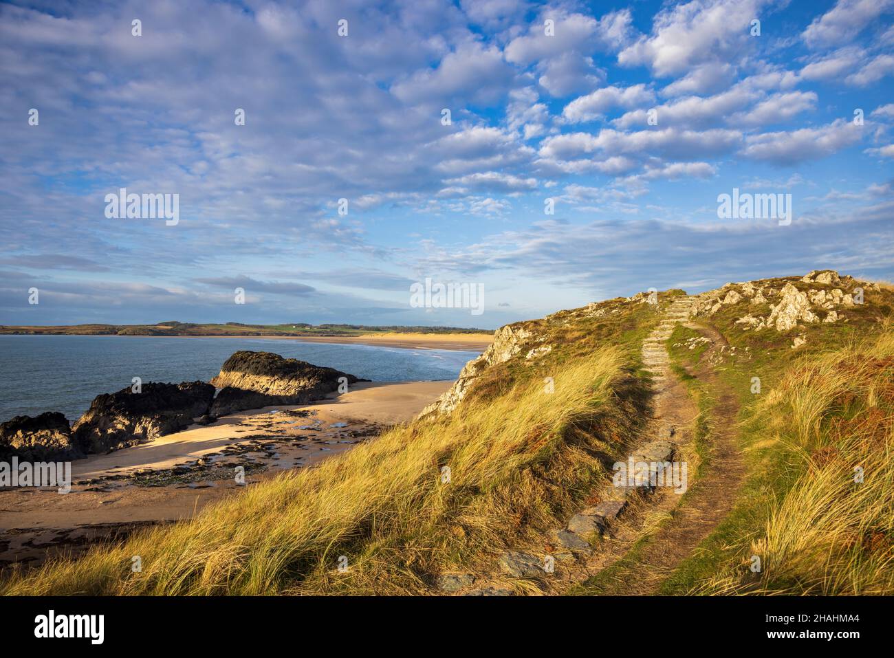 Schritte entlang des Fußweges auf Llanddwyn Island auf der Isle of Anglesey, Nordwales Stockfoto