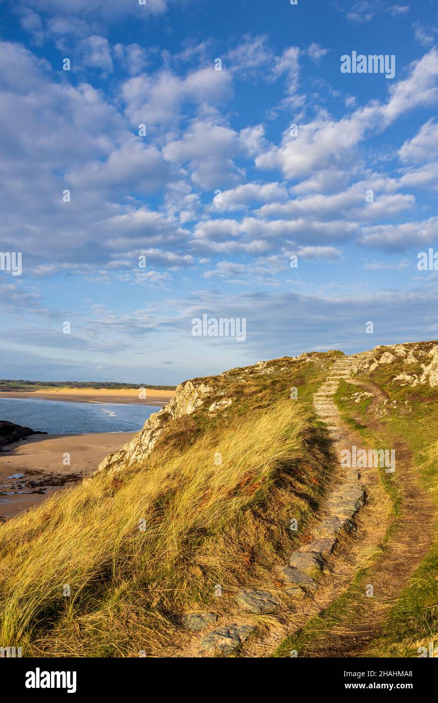 Schritte entlang des Fußweges auf Llanddwyn Island auf der Isle of Anglesey, Nordwales Stockfoto