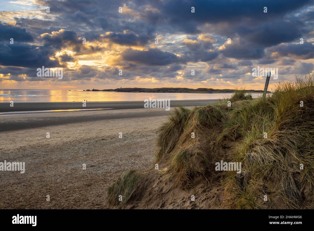 Durch die Sanddünen zum Newborough Beach und Ynys Llanddwyn bei Sonnenuntergang, Isle of Anglesey, North Wales Stockfoto