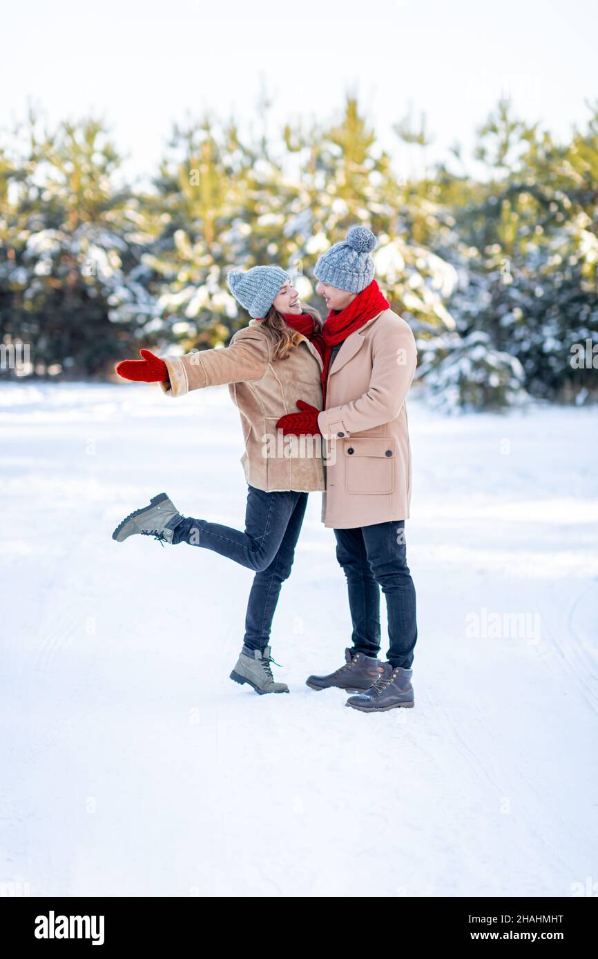 Romantische Liebhaber genießen schönen Wintertag im Wald Stockfoto