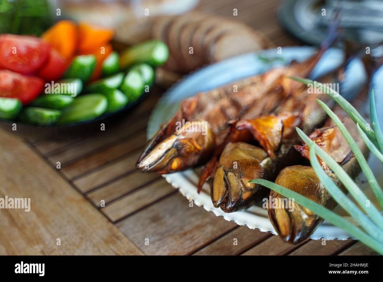 Heiß geräucherter Scomber und frisches Gemüse. Stockfoto
