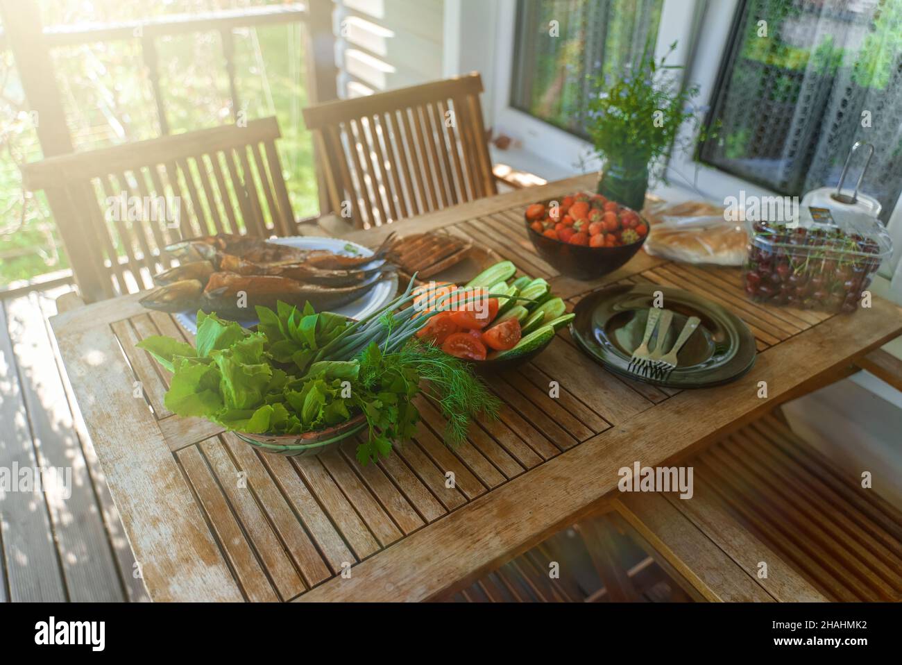 Heiß geräucherter Scomber und frisches Gemüse. Stockfoto
