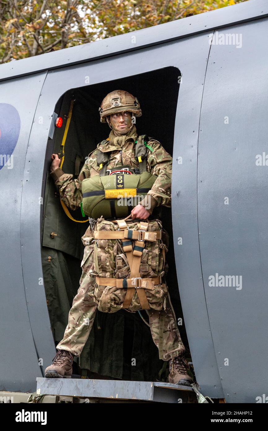 13. November 2021, London, UK - Lord Mayor's Show, 4th Battalion Army Reserve Fallschirmjäger standen in der Tür eines Scheinflugzeugs Stockfoto