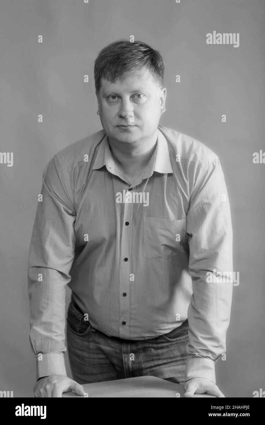 Porträt eines erwachsenen, großen, blonden Mannes mit blauen Augen. Schwarz und Weiß. Stockfoto