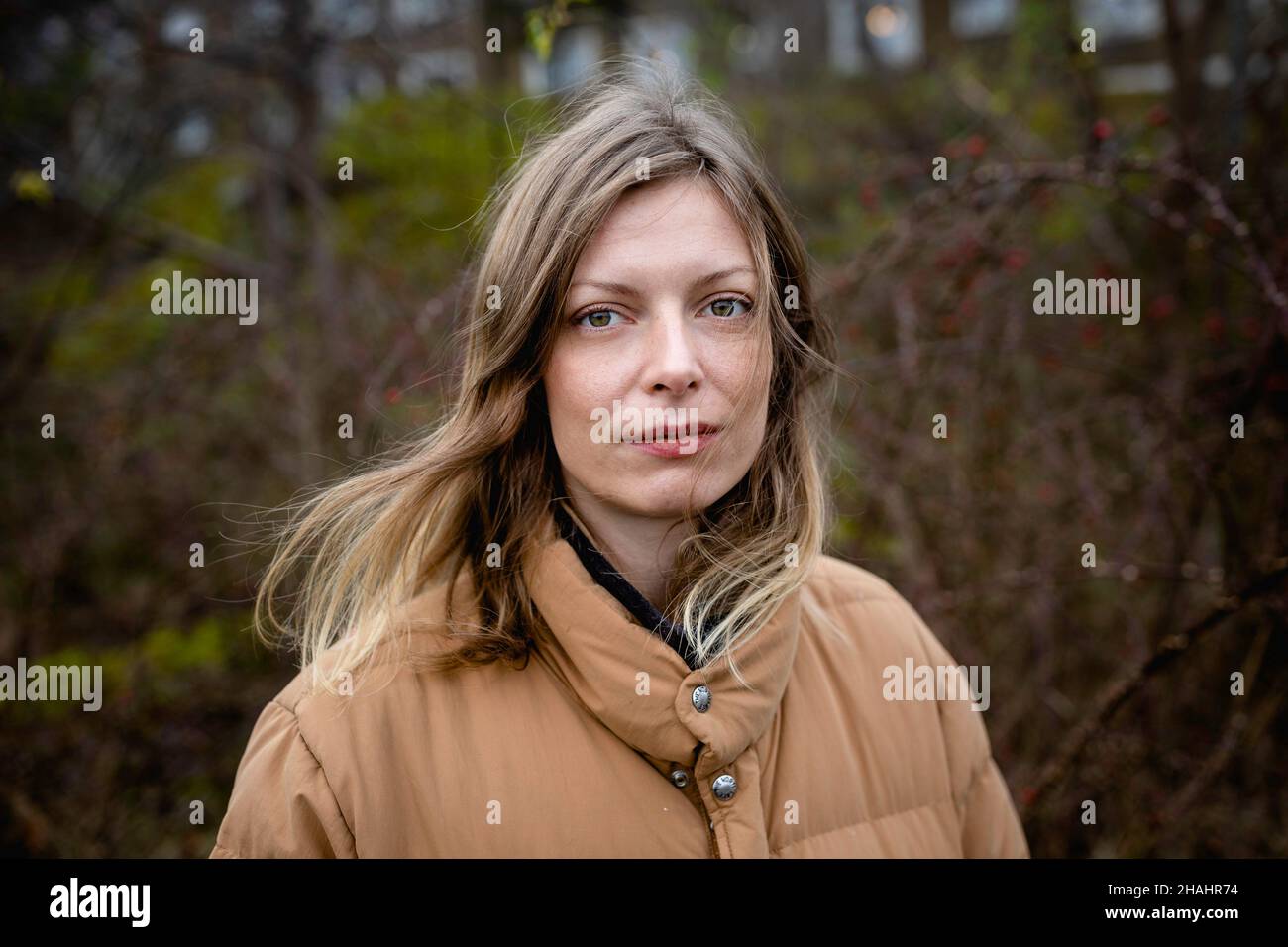 DAS BILD DARF NUR ZUSAMMEN MIT dem TT'S-ORIGINALTEXT VERÖFFENTLICHT WERDEN UND DARF IN ANDEREN KONTEXTEN NICHT WIEDERVERWENDET WERDEN STOCKHOLM 2021-11-25 Asta Olivia Nordenhof, dänische Autorin, die den Roman "Geld in der Tasche" geschrieben hat. FOTO JONAS GRATZER / TT CODE 11384 ** DAS BILD DARF NUR ZUSAMMEN MIT DEM TT'S ORIGINALTEXT VERÖFFENTLICHT WERDEN UND DARF IN ANDEREN KONTEXTEN NICHT WIEDERVERWENDET WERDEN ** Stockfoto