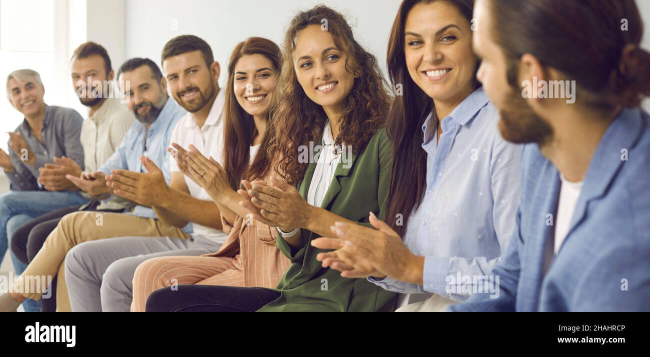 Dankbare Menschen bei Geschäftstreffen applaudieren dem Mann, der seine Erfahrungen und sein Wissen mit ihnen teilte. Stockfoto