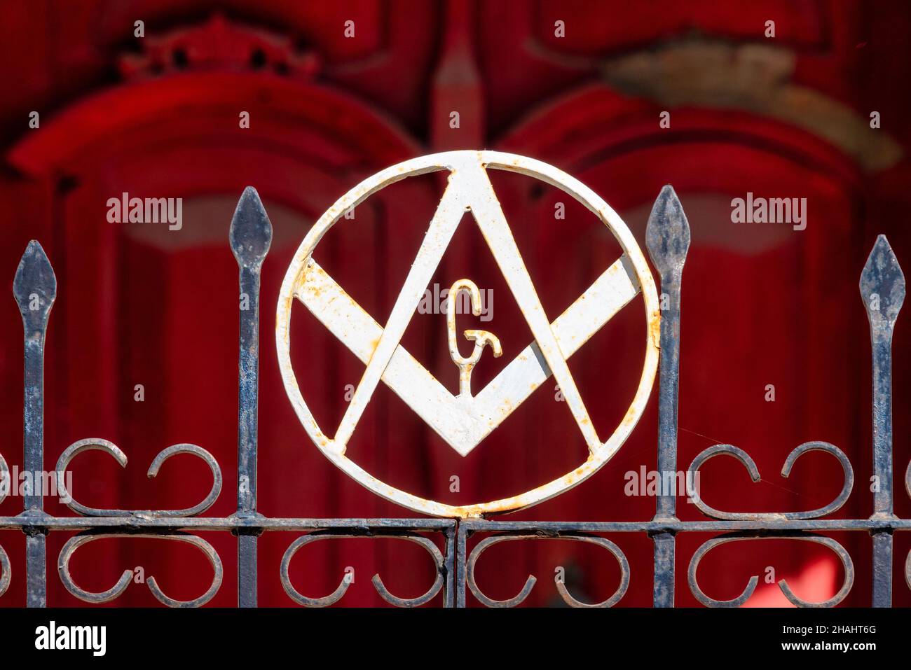 Freimaurersymbol in der verwitterten Architektur der Freimaurerloge 'Hijos de Hiram'Las Tunas, Kuba Stockfoto