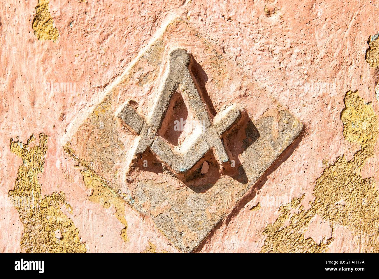 Freimaurer-Symbol in verwitterter Architektur Stockfoto
