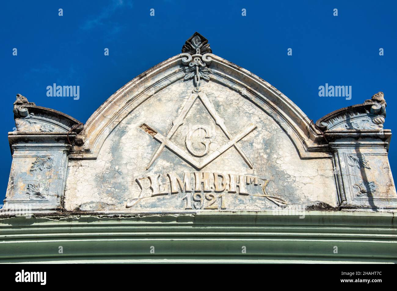Freimaurersymbol in der verwitterten Architektur der Freimaurerloge 'Hijos de Hiram'Las Tunas, Kuba Stockfoto