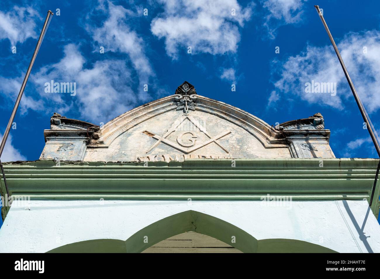 Freimaurersymbol in der verwitterten Architektur der Freimaurerloge 'Hijos de Hiram'Las Tunas, Kuba Stockfoto