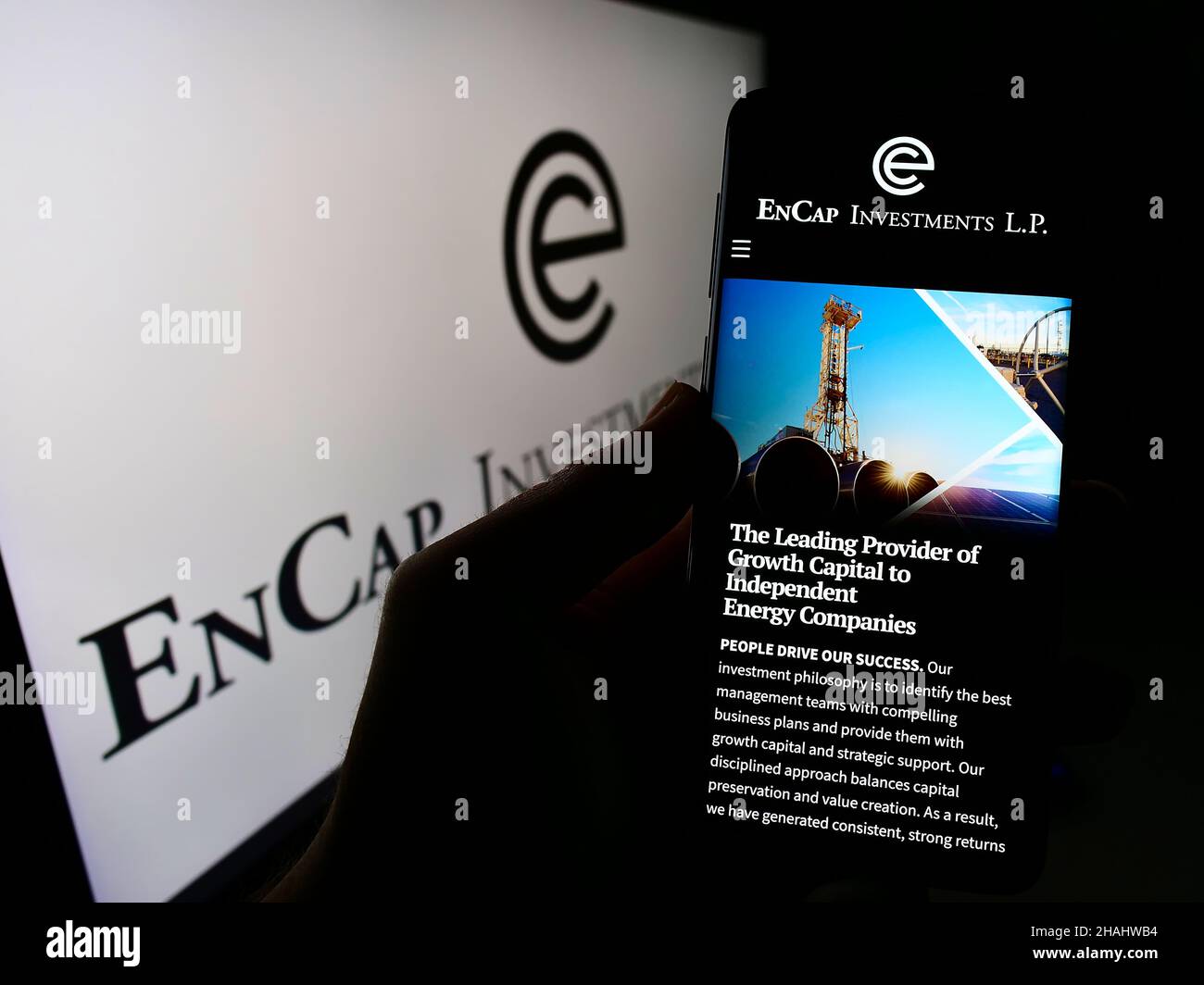 Person, die Mobiltelefon mit Website der US-amerikanischen Private-Equity-Gesellschaft ENCAP Investments L.P. auf dem Bildschirm mit Logo hält. Konzentrieren Sie sich auf die Mitte des Telefondisplays. Stockfoto