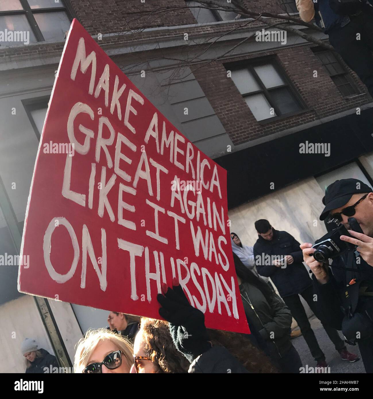 2017 Women's March, NYC, Januar 21. Das Zeichen bezieht sich auf Donnerstag, den 19. Januar, den Tag vor der Amtseinführung von Donald Trump. Stockfoto
