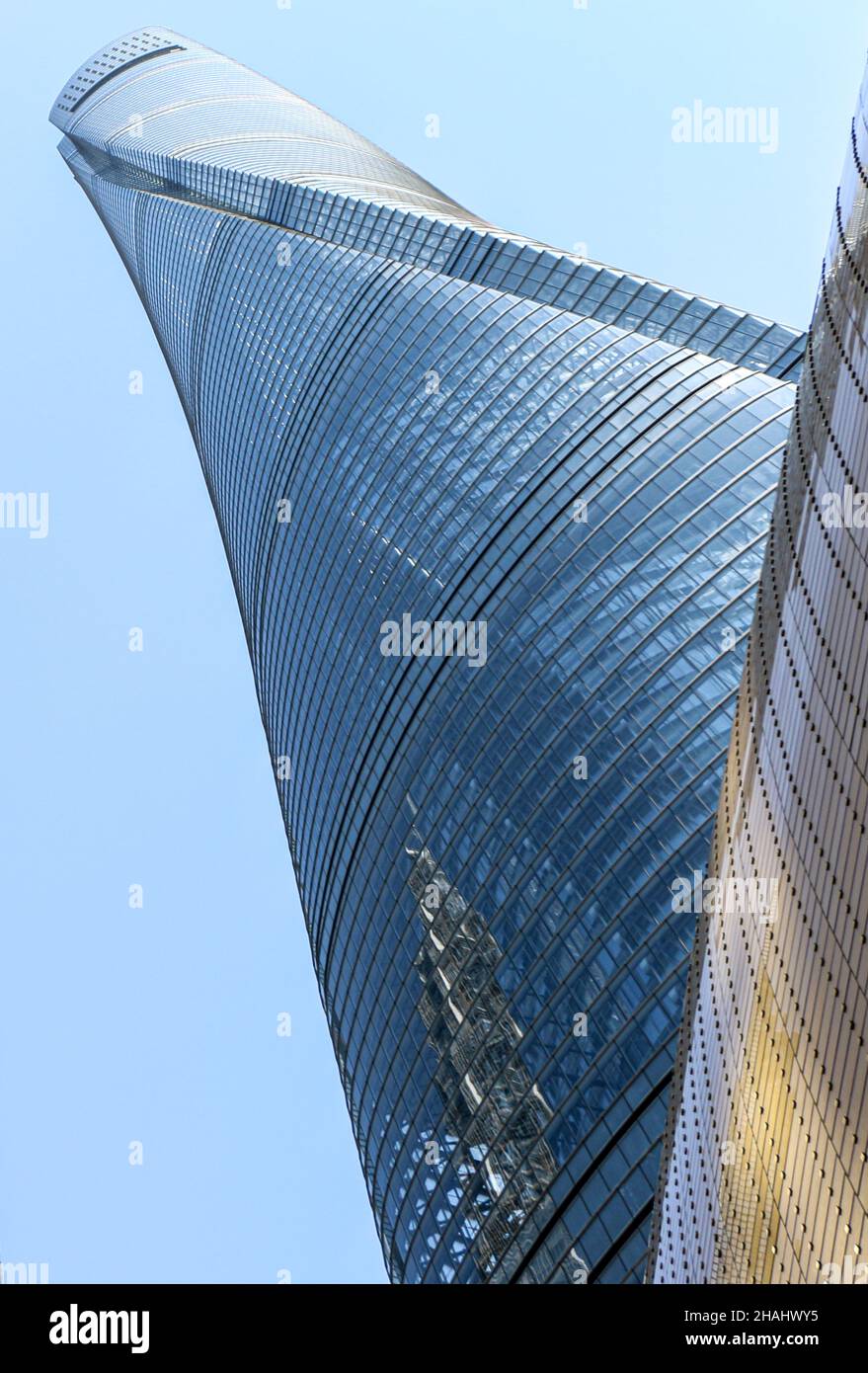 Blick aus der Tiefe auf den beeindruckenden Shanghai Tower, der mit 632 Metern Höhe das höchste Gebäude in Shanghai und China ist und das zweithöchste Gebäude in China ist Stockfoto