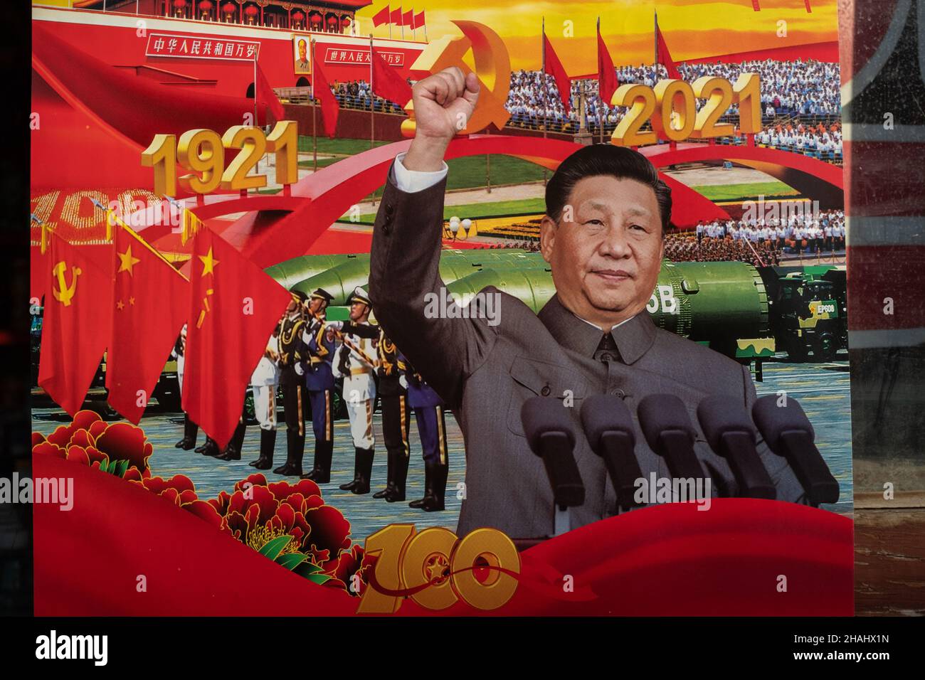 Ein Wandkalender für 2022 mit dem Deckblatt des chinesischen Präsidenten Xi Jinping, der eine Zeremonie zur Feier des hundertsten Jahrestages der KPCh auf dem Platz des Himmlischen Friedens in Beiji anführte Stockfoto