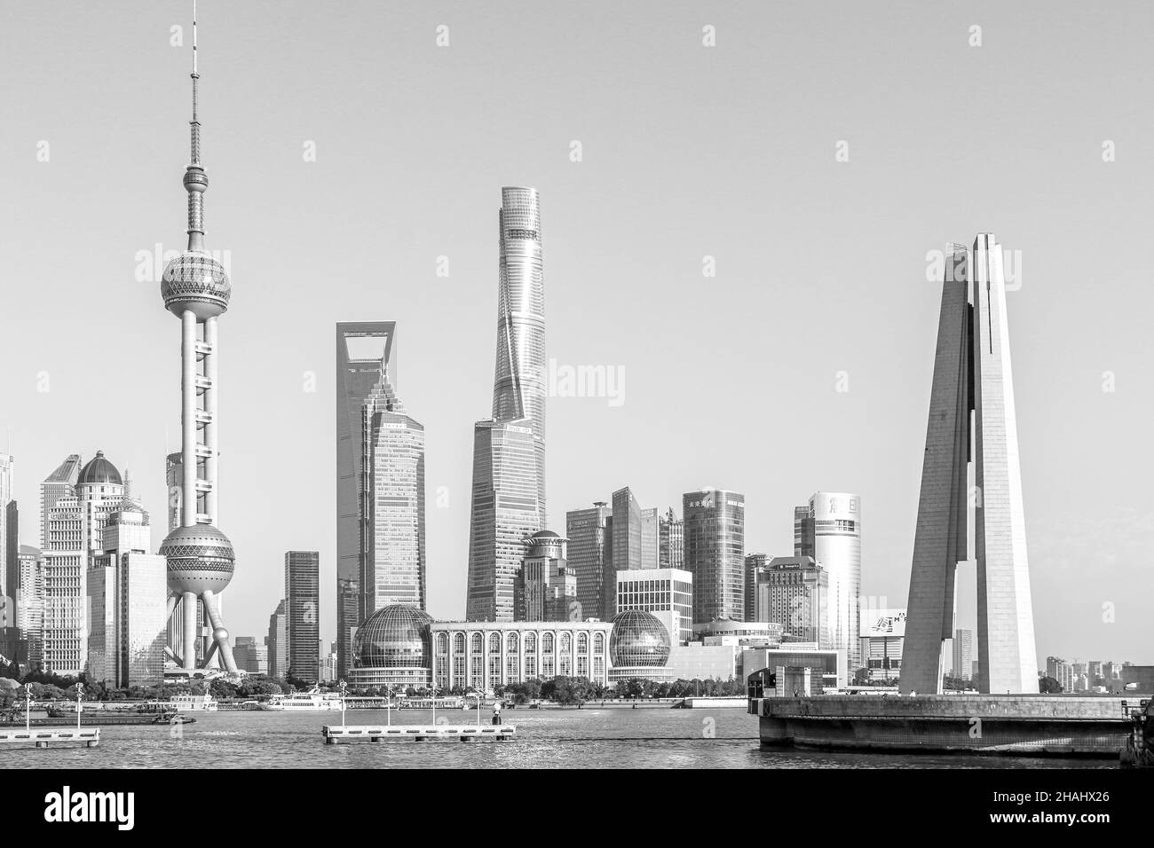 Die schwarz-weiße Aufnahme der futuristischen Skyline von Shanghai Lujiazui sieht aus wie aus dem Weltraum Stockfoto