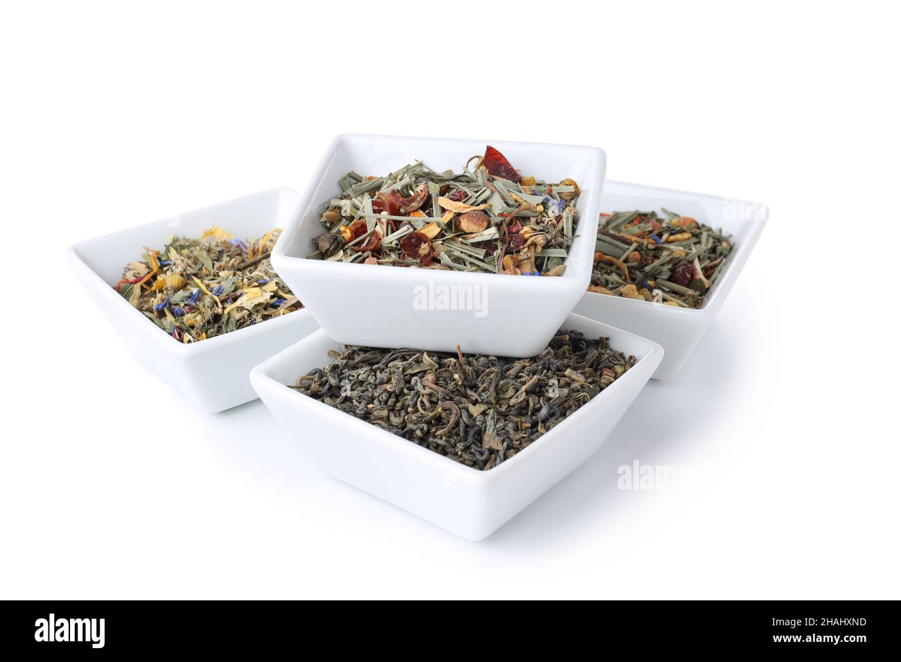 Konzept des Kochens von Tee mit verschiedenen Teesorten isoliert auf weißem Hintergrund Stockfoto