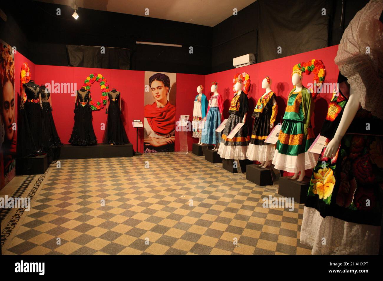 12. Dezember 2021, Neapel, Kampanien/Neapel, Italien: Gesamtansicht der Ausstellung ''Frida Kahlo ''' Il Caos dentro'' zum Leben und Werk des mexikanischen Künstlers im Palazzo Fondi in Neapel. (Bild: © Salvatore Esposito/Pacific Press via ZUMA Press Wire) Stockfoto