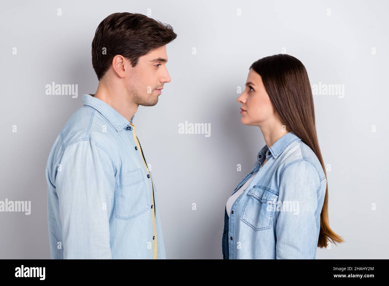 Foto von ernst zuversichtlich Bruder Schwester tragen Jeans Hemden Blick Augen Augen isoliert grauen Hintergrund Stockfoto