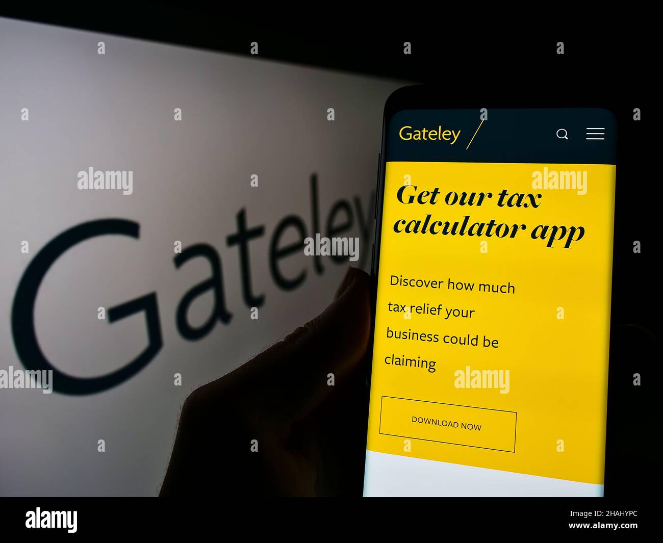 Person, die Smartphone mit Website des britischen Rechtsdienstleistungsunternehmens Gateley Holdings plc auf dem Bildschirm mit Logo hält. Konzentrieren Sie sich auf die Mitte des Telefondisplays. Stockfoto