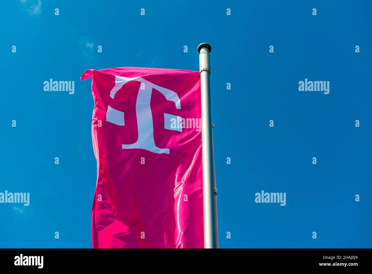 Telekom Fahne magenta vor blauem Himmel Stockfoto