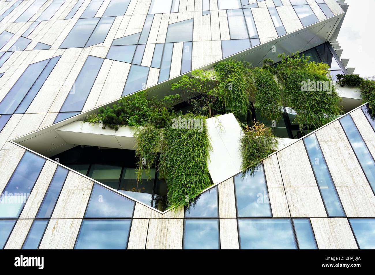 Detail eines umweltfreundlichen Gebäudes am Kö-Bogen in der Düsseldorfer Innenstadt mit „Schnitten“ in der Fassade für lokale Grünpflanzen und Gräser. Stockfoto