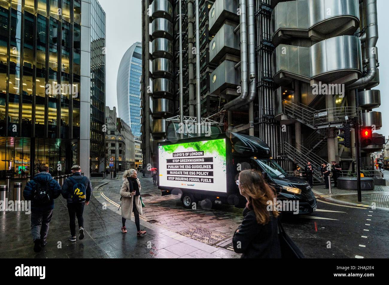 London, Großbritannien. 13th Dez 2021. Versichern Sie uns, dass unsere Zukunft die Aufmerksamkeit auf die durchgesickerten Lloyd's-Richtlinien durch eine große Botschaft auf einem Werbewagen gelenkt hat, der vor dem Hauptsitz von Lloyd's of London geparkt wurde. Die Botschaft an Lloyd's Management war, „Greenwashing zu stoppen, die Leitlinien der Umweltmanagementpolitik zu veröffentlichen, die Richtlinie der Umweltmanagementpolitik zu unterschreiben und die Versicherung fossiler Brennstoffe zu stoppen“. 09.12.21. Kredit: Guy Bell/Alamy Live News Stockfoto