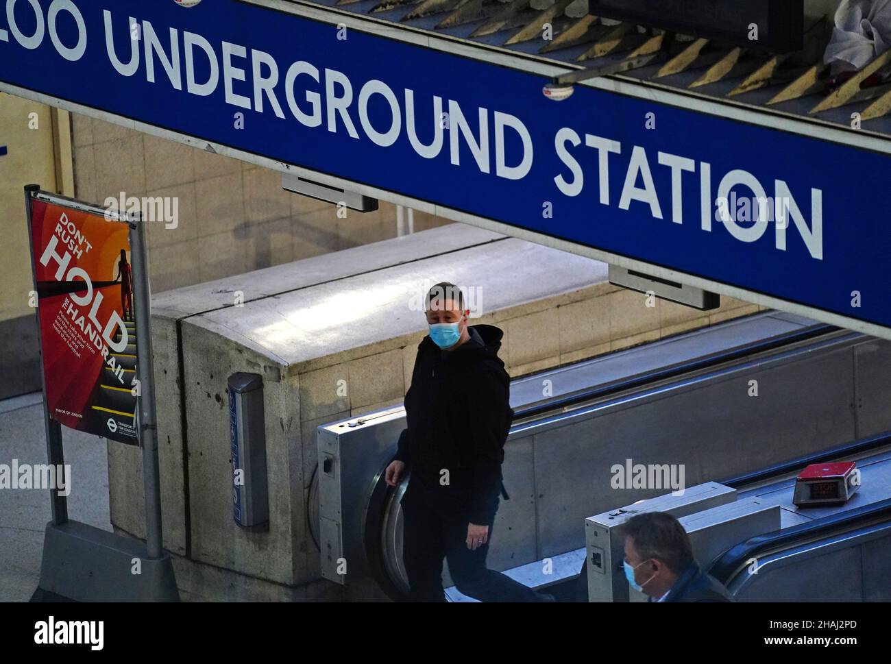 Menschen am Londoner Bahnhof Waterloo, da die Arbeit von der Regierung von zu Hause aus begonnen hat. Der britische Covid-Alarmwert wurde von Stufe 3 auf Stufe 4 angehoben, nachdem die Anzahl der Omicron-Fälle rapide zugenommen hatte. Bilddatum: Montag, 13. Dezember 2021. Stockfoto