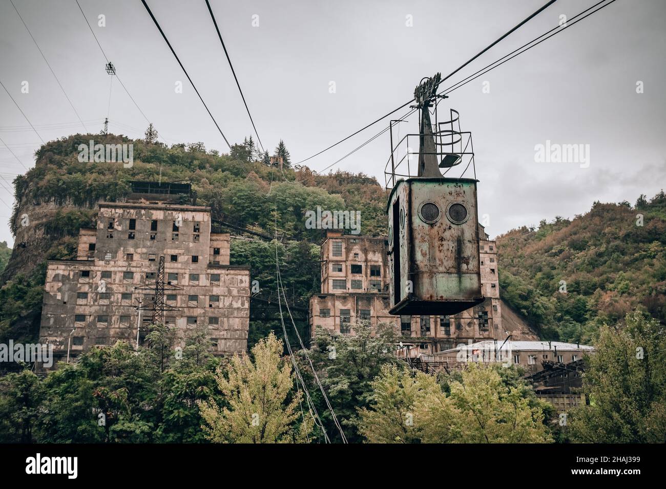 Alte industrielle Seilbahn-Kabine in Chiatura Bergarbeiterstadt in Georgien. Stockfoto