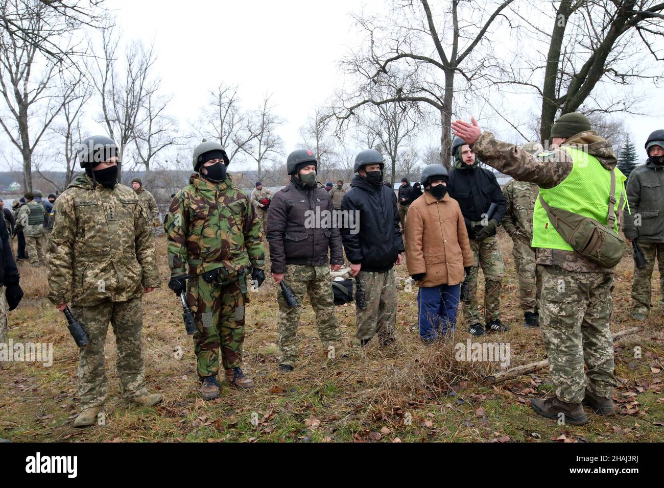 REGION CHARKIW, UKRAINE - 11. DEZEMBER 2021 - Männer in Tarnuniformen stehen während der Übungen der territorialen Verteidigungseinheiten in der Region Charkiw an Stockfoto