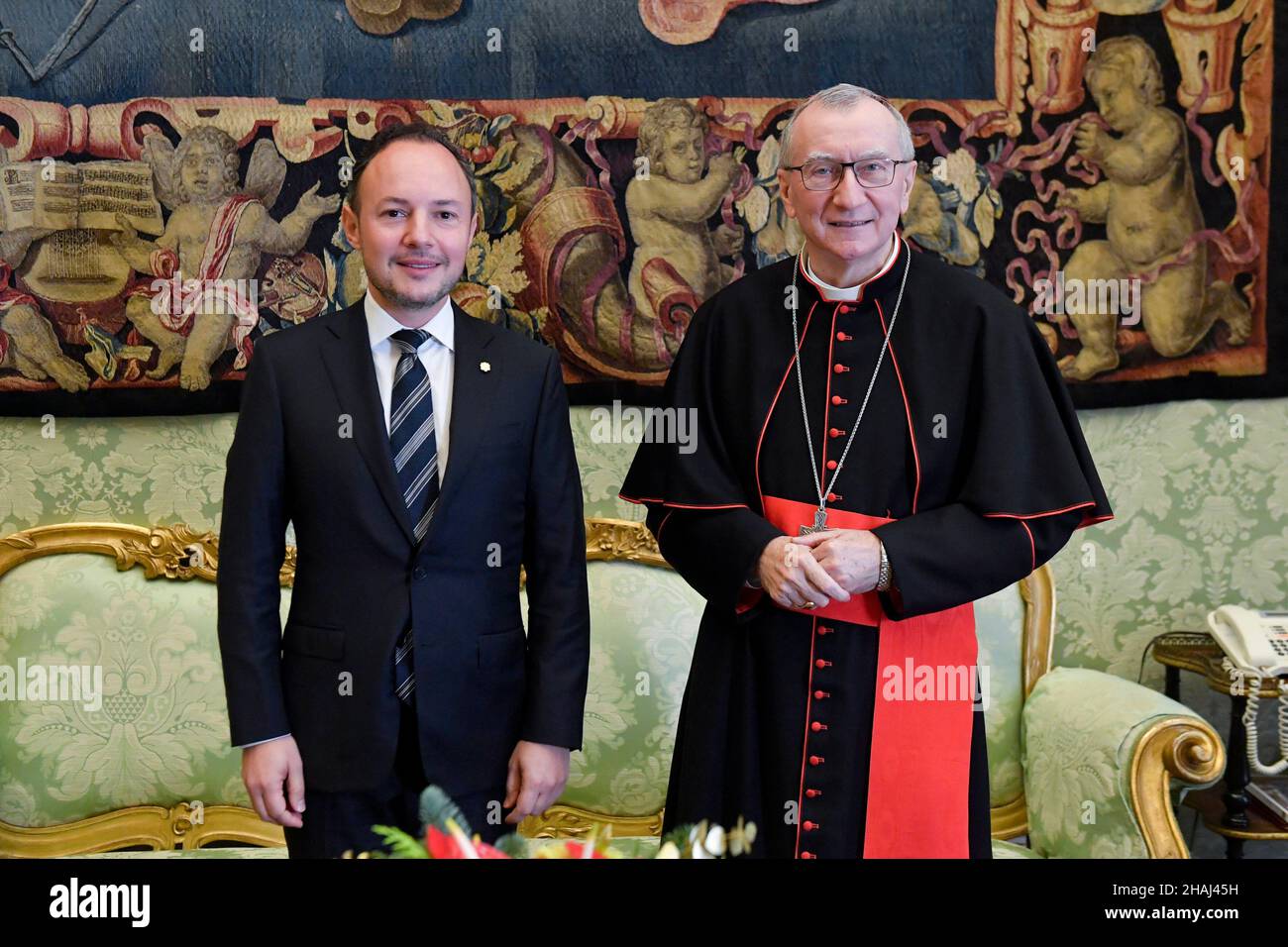 Vatikan, Vatikan. 13th Dez 2021. Italien, Rom, Vatikan, 2021/12/13. Kardinal Pietro Parolin begrüßt Xavier Espot Zamora, den Regierungschef von Andorra, und seine Anhänger im Vatikan. Foto von Vatican Media/Catholic Press PhotoRESTRICTED ZUR REDAKTIONELLEN VERWENDUNG - KEIN MARKETING - KEINE WERBEKAMPAGNEN. Kredit: Unabhängige Fotoagentur/Alamy Live Nachrichten Stockfoto