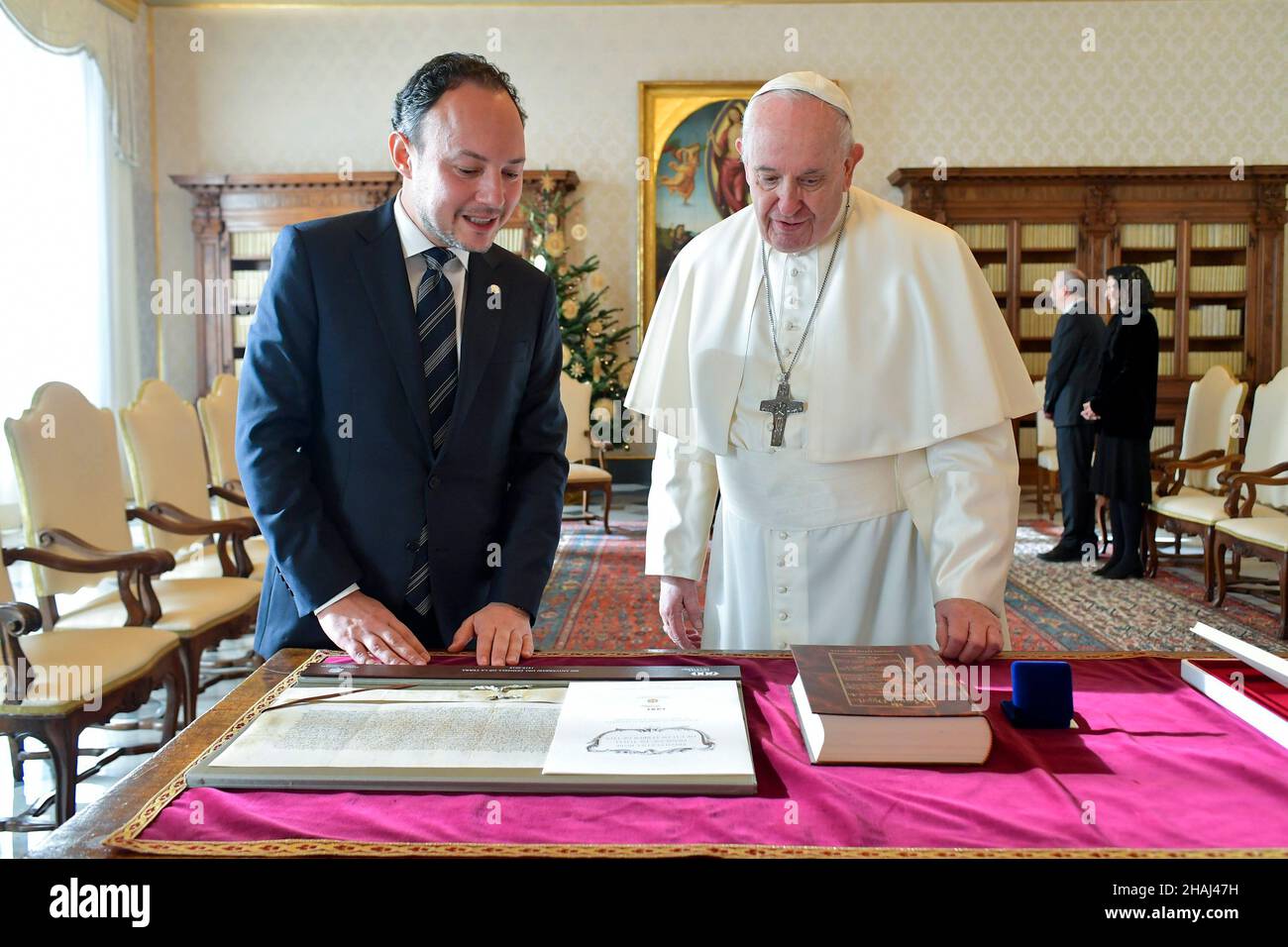 Vatikan, Vatikan. 13th Dez 2021. Italien, Rom, Vatikan, 2021/12/13. Papst Franziskus empfängt Herrn Xavier Espot Zamora, den Regierungschef von Andorra, und seine Anhänger im Vatikan. Foto von Vatican Media/Catholic Press PhotoRESTRICTED ZUR REDAKTIONELLEN VERWENDUNG - KEIN MARKETING - KEINE WERBEKAMPAGNEN. Kredit: Unabhängige Fotoagentur/Alamy Live Nachrichten Stockfoto