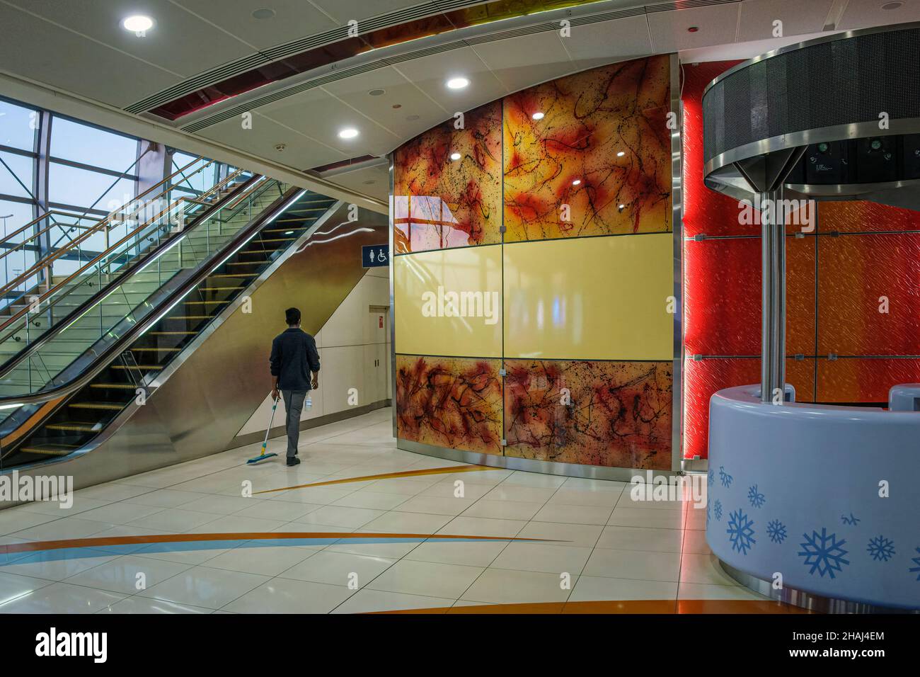 Öffentliche Toilette an der U-Bahnstation Mall of the Emirates, Dubai, VAE, 2021 Stockfoto