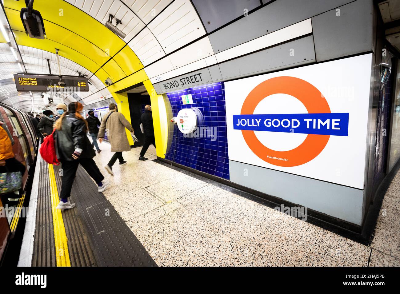 Eine besondere „Jolly Good Time“-Runde geht an der Bond Street Station hoch. Stockfoto