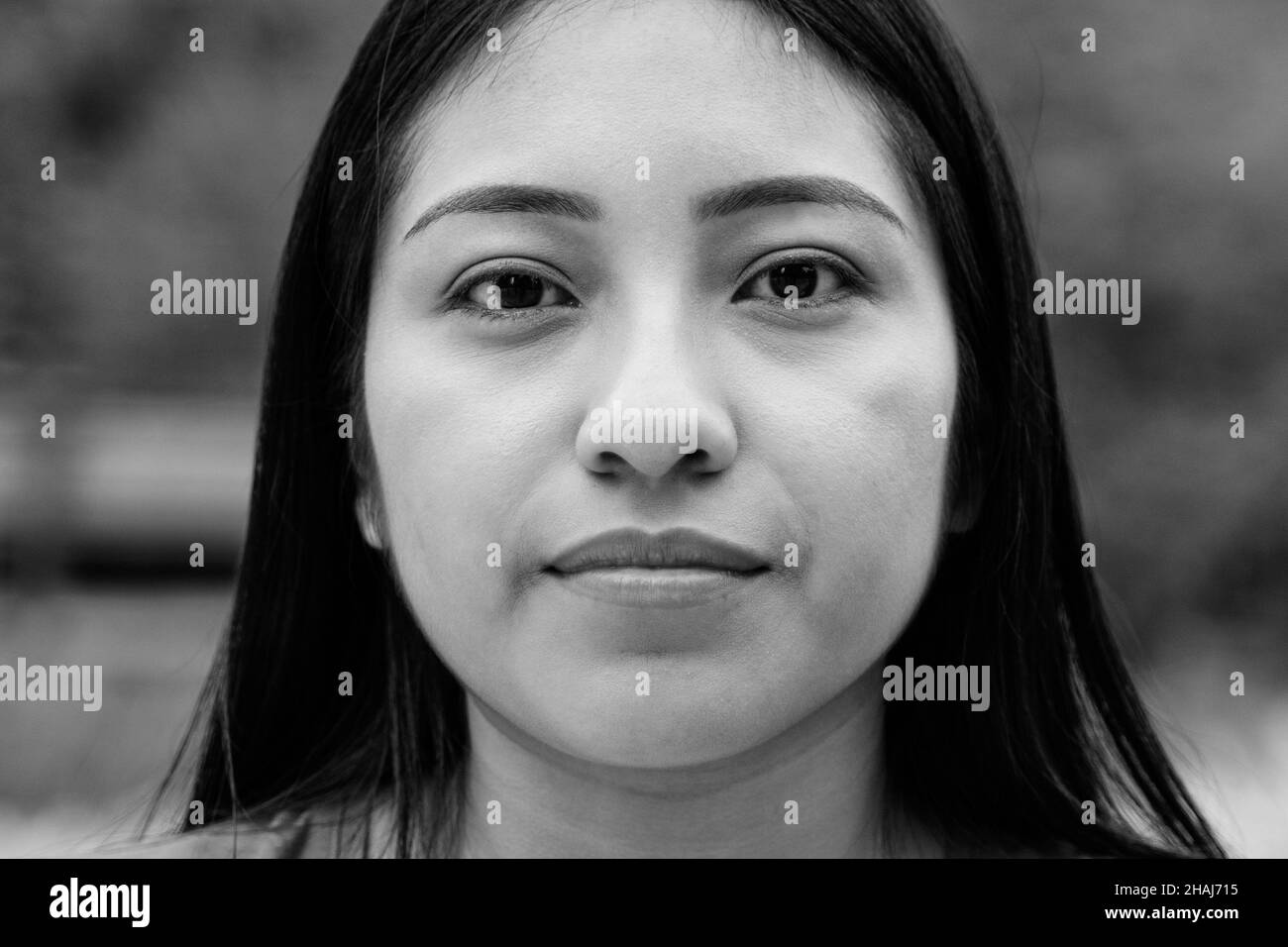 Asiatische junge Frau, die ernsthaft vor der Kamera schaut - Fokus auf Gesicht Stockfoto