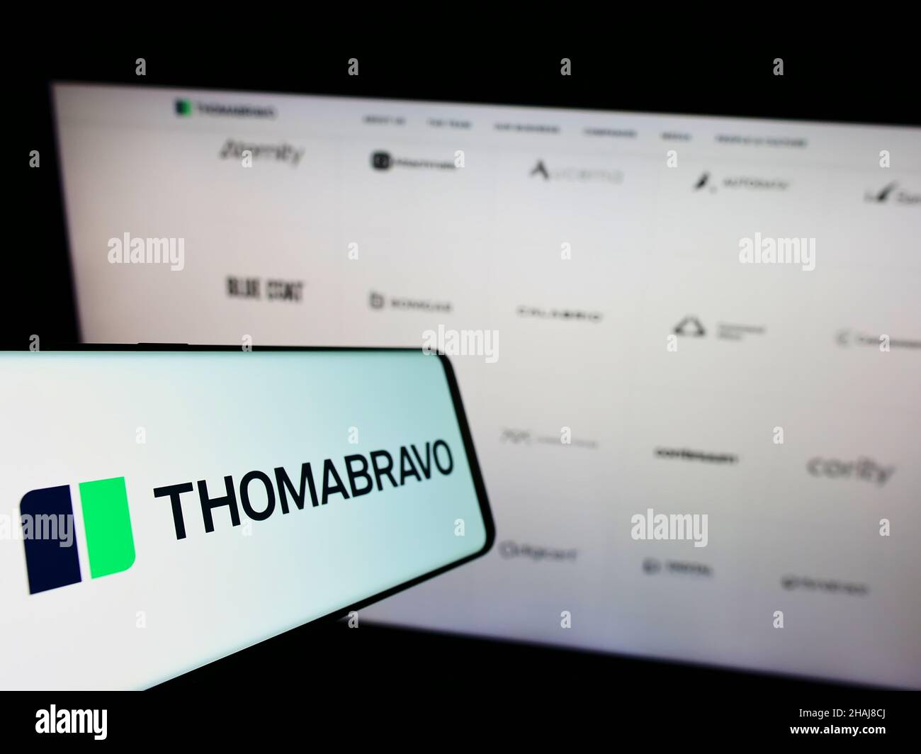 Smartphone mit Logo des US-amerikanischen Private-Equity-Unternehmens Thoma Bravo L.P. auf dem Bildschirm vor der Business-Website. Konzentrieren Sie sich auf die Mitte links des Telefondisplays. Stockfoto